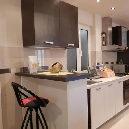 Kip With Free Parking Apartment